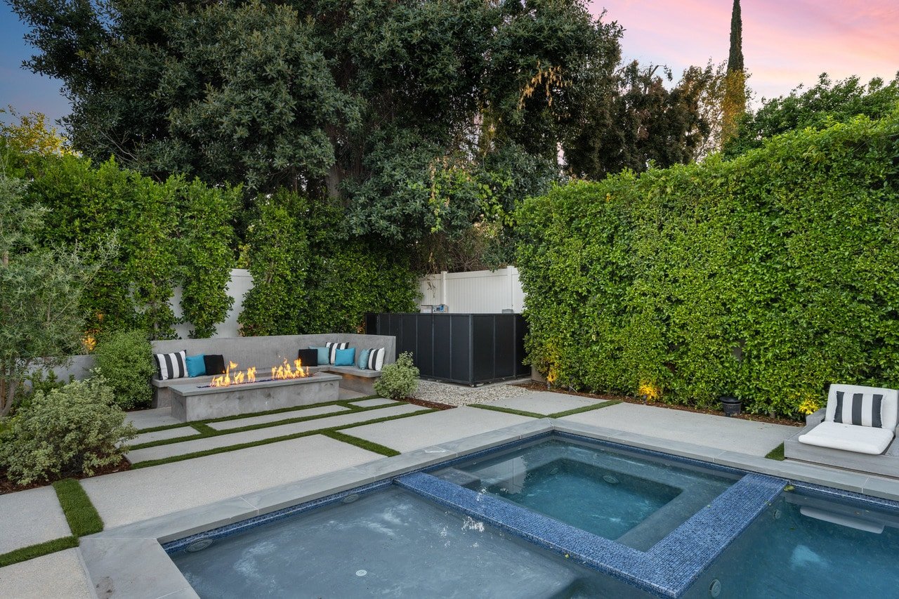 Beautiful outdoor patio featuring pool with hot tub combination
